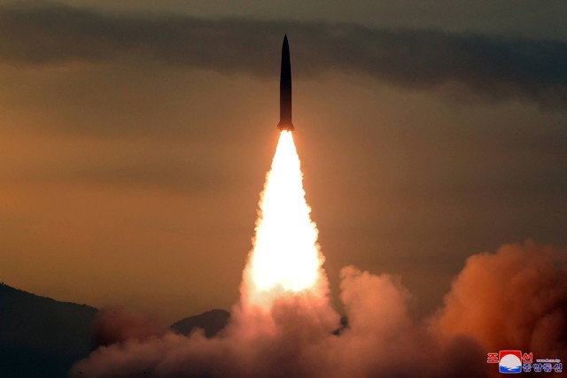 Peluncuran rudal terlihat di lokasi yang dirahasiakan di Korea Utara. Foto: KCNA via REUTERS
