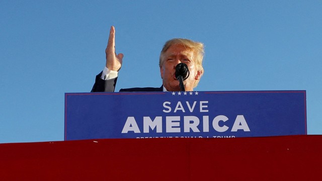Mantan Presiden AS Donald Trump berbicara dalam rapat umum menjelang pemilihan paruh waktu, di Mesa, Arizona, AS, Minggu (9/10/2022). Foto: Brian Snyder/REUTERS