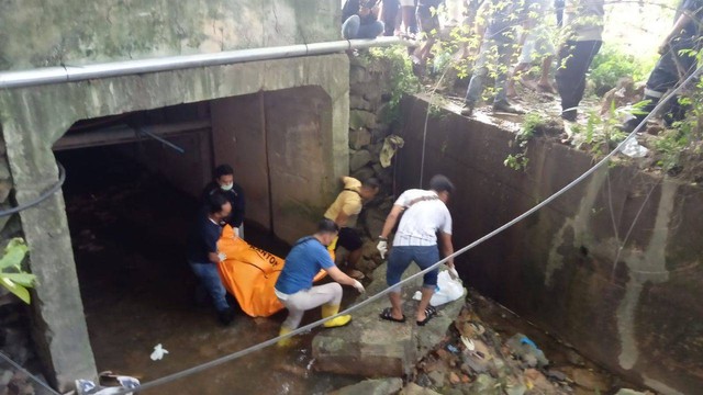 Polisi mengevakuasi mayat Ap Seng dari bawah gorong-gorong Jl Laksamana Bintan dekat Perumahan Rosedale, Sei Panas. (Foto: Reza/Batamnews)