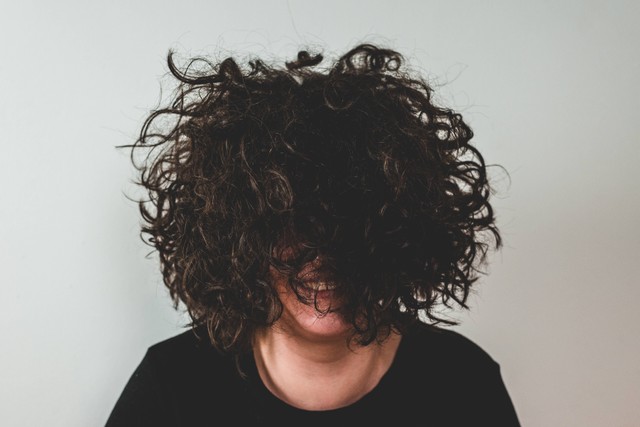 Bagaimana cara mengatasi rambut keriting? Foto: Unsplash