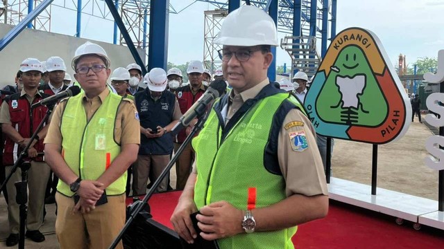 Gubernur DKI Jakarta Anies Rasyid Baswedan meninjau kawasan Landfill Mining dan RDF Plant di TPST Bantargebang, Senin (10/10/2022). Foto: Haya Syahira/kumparan