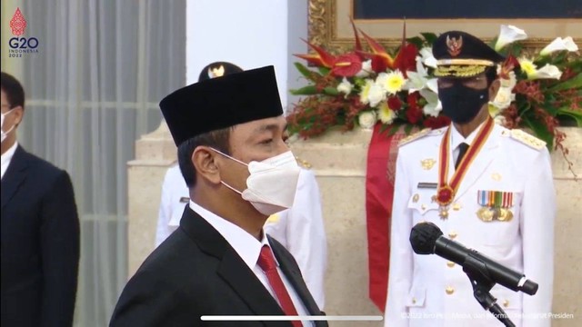 Jokowi lantik Hendrar Prihadi sebagai Kepala LKPP 2022-2027 di Istana Kepresidenan Jakarta. Foto: Youtube/Sekretariat Presiden