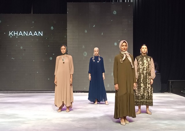 Koleksi busana Nadara karya Khanaan Shamlan, yang menampilkan keindahan sulaman Palestina. Foto-foto: Masruroh/Basra