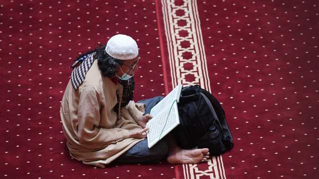 Umat Islam membaca Al-Quran saat iktikaf di Masjid Istiqlal Jakarta, Senin (25/4/2022). Foto: Wahyu Putro A/ANTARA FOTO