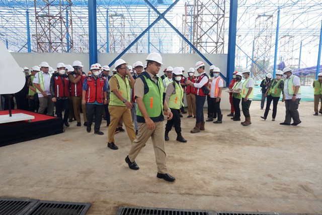 Gubernur DKI Jakarta Anies Baswedan meninjau salah satu fasilitas pengolahan sampah Landfill Mining dan RDF Plant di Tempat Pembuangan Sampah Terpadu (TPST) Bantar Gebang, Bekasi, Jawa Barat pada Senin (10/10/2022). Foto: Iqbal Firdaus/kumparan