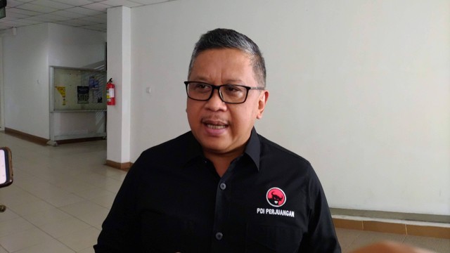 Sekjen PDI Perjuangan Hasto Kristiyanto saat di Fisipol UGM, Senin (10/10/2022). Foto: Arfiansyah Panji/kumparan