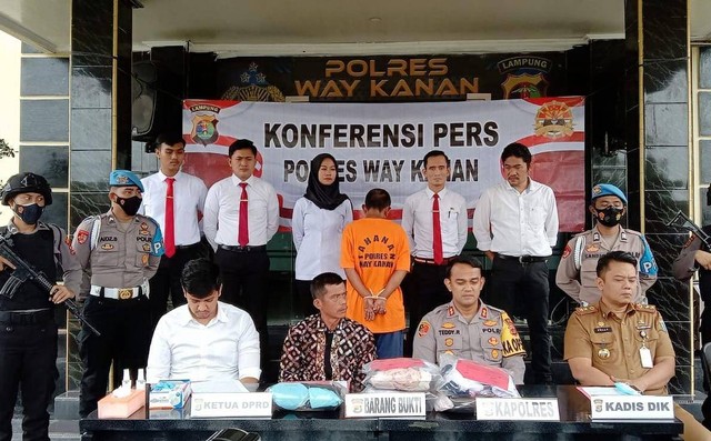 Konferensi pers ungkap kasus pencabulan anak dibawah umur yang dilakukan oknum PNS Guru di Way Kanan, Lampung. | Foto: Polres Way Kanan
