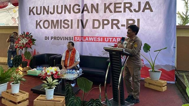 Kepala Badan Karantina Pertanian, Bambang saat menjelaskan kondisi Karantina Pertanian pada kegiatan kunjungan kerja Ketua Komisi IV DPR RI, Sudin di Sulawesi Utara. 