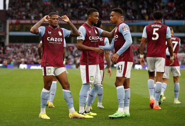 Pemain Aston Villa Leon Bailey melakukan selebrasi dengan rekan satu tim saat melawan Manchester City di Villa Park, Birmingham, Inggris, Sabtu (3/9/2022). Foto: Peter Nicholls/Reuters