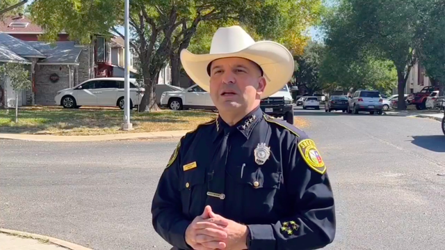 Sheriff Javier Salazar menjelaskan kasus penembakan WNI Novita Kurnia Putri di Texas. Foto: Facebook/BexarCoSheriff