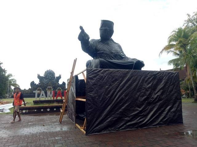 Patung Bung Karno saat direlokasi dari bundaran Kediri, Tabanan, Bali - IST