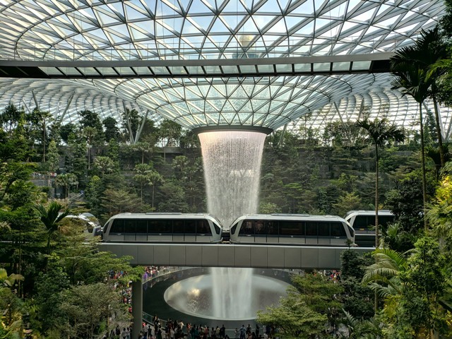 Cara ke Jewel Changi Airport, foto oleh Peerapon Chantharainthron di Unsplash