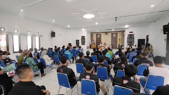 Puluhan anggota serikat buruh yang tergabung dalam DPC KSPSI melakukan audiensi bersama Pj Bupati Kotawaringin Barat Anang Dirjo di aula BKPP Pangkalan Bun, Senin pagi tadi (10/10). Foto: Lukman Hakim/InfoPBUN