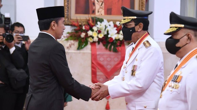 Presiden Jokowi berjabatan dengan Gubernur DIY, Sultan HB X usai pelantikan Gubernur dan Wagub DIY, Senin (10/10/2022). Foto: dok. Humas Pemda DIY