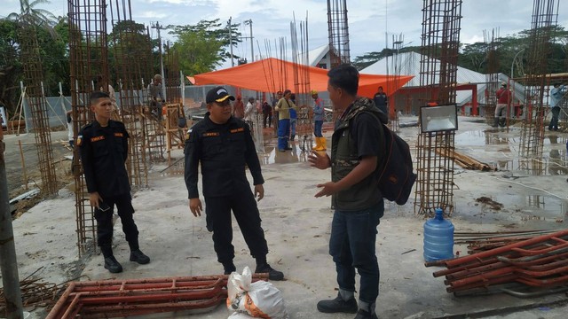 Kepala Lembaga Pemasyarakatan Kelas I Batu Nusakambangan, I Putu Murdiana bersama ajudan tinjau pembangunan Lapas Nirbaya, Foto : Humas Lapas Batu