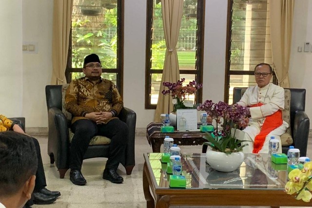 Menteri Agama, Yaqut Cholil Choumas datang ke Katedral Jakarta disambut Uskup Agung Ignatius Kardinal Suharyo pada Senin (10/10/2022). Foto: Luthfi Humam/kumparan
