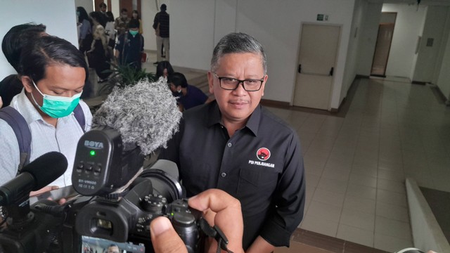 Sekjen PDIP, Hasto Kristiyanto di UGM Senin (10/10). Foto: Widi Erha Pradana