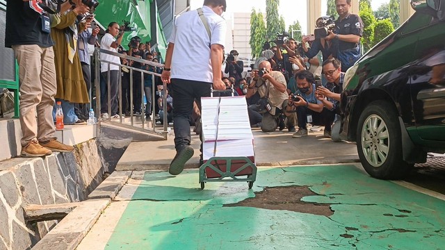 Penampakan berkas perkara Ferdy Sambo dan tersangka lainnya di PN Jaksel, Senin (10/10/2022). Foto: Hedi/kumparan