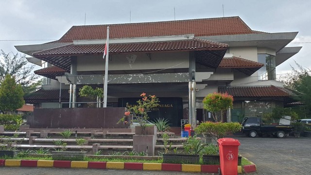 Gedung Graha Wisata yang berada di kawasan Sriwedari Solo akan diratakan untuk penataan ulang kawasan tersebut, Senin (10/10/2022). FOTO: Fernando Fitusia