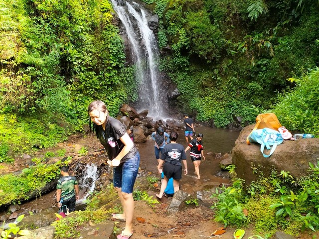 Pengunjung bermain air di Curug Cipayung Kabupaten Kuningan Jawa Barat.(Juan)