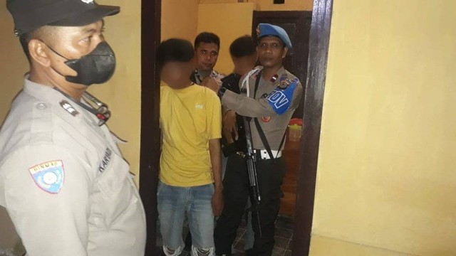 Kedua pelaku rudapaksa gadis 16 tahun di Sulteng diamankan petugas Polsek Luwuk. Foto: Istimewa