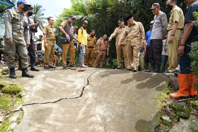 Bupati Malang Sanusi (peci hitam) saat meninjau retakan tanah di Dampit. Foto: Pemkab Malang