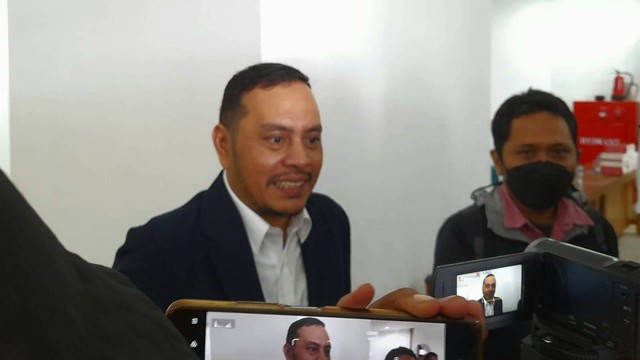Willy Aditya melayani wawancara wartawan di UGM, Yogyakarta, Senin (10/10). Foto: Widi Erha Pradana