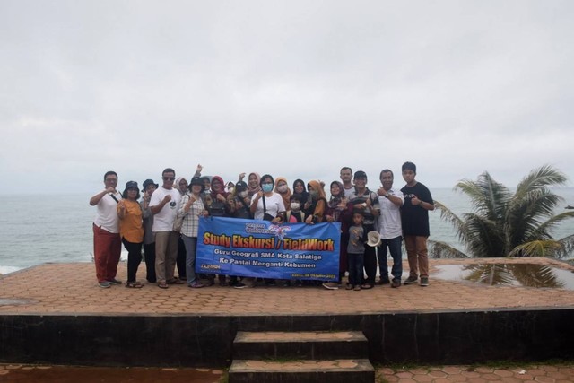 Tim PKM Fakultas Geografi Universitas Muhammadiyah Surakarta bersama MGMP Geografi SMA Kota Salatiga di Pantai Menganti Kebumen. Foto Humas UMS