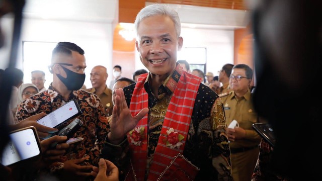 Gubernur Jateng Ganjar Pranowo bertemu sejumlah Bupati/Wali Kota serta jajaran OPD Sulbar di kompleks kantor Pemprov Sulbar, Senin (10/10/2022). Foto: Dok. Istimewa