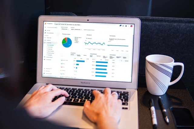 Ilustrasi Pengertian dan Tujuan Dibuat Frekuensi Relatif dalam Data. (Foto: Myriam Jessier | Unsplash.com)