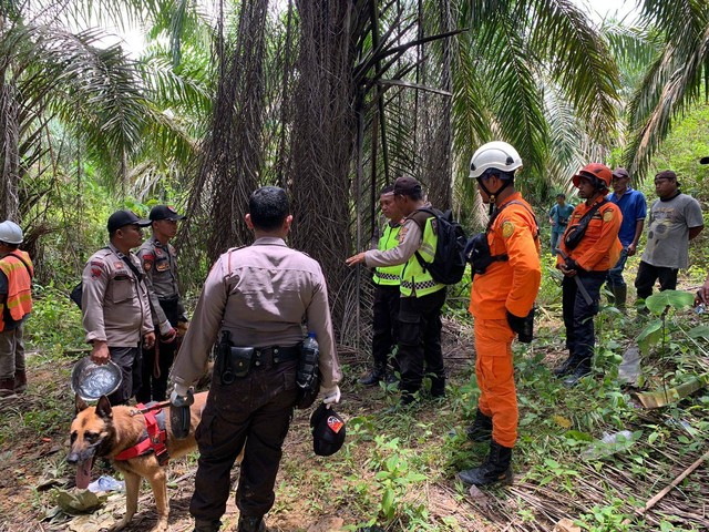 Tim gabungan mengerahkan anjing pelacak untuk mencari Ahmad Sabri. (Foto: Dok Basarnas Jambi)