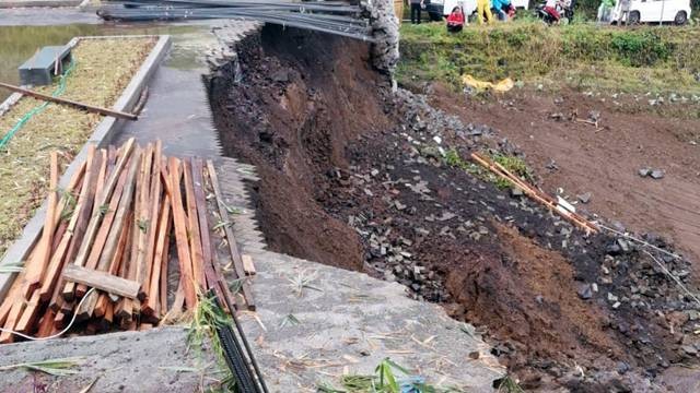 Talud yang jebol di Desa Rurukan, Kota Tomohon, Sulawesi Utara.