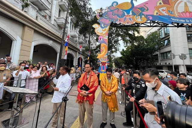 Gubernur DKI Jakarta Anies Rasyid Baswedan meresmikan Gapura Little India di Pasar Baru, Jakarta Pusat, Senin (10/10/2022). Foto: Haya Syahira/kumparan