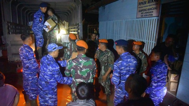 Personel TNI AU mendistribusikan bantuan paket sembako dari KSAU untuk korban bencana banjir di Kabupaten Aceh Utara. Foto: Dok. Kipan B Yonko 469 Kopasgat