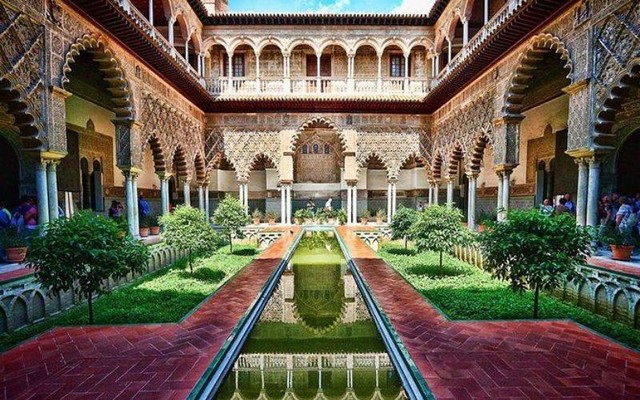 Istana Alcazar merupakan salah satu jejak Kejayaan Peradaban Islam di Andalusia, Spanyol. (Foto: Shutterstock)