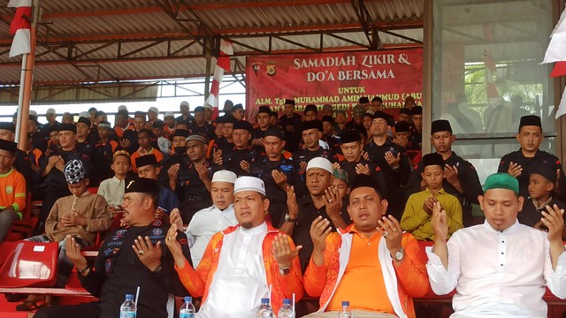 Samadiah zikir dan doa bersama untuk almarhum Abu Tumin dan para korban Tragedi Kanjuruhan yang digelar Brimob Polda Aceh bersama Persiraja di Stadion H Dimurthala, Lampineung, Kota Banda Aceh, Senin (10/10/2022). Foto: Husaini/acehkini