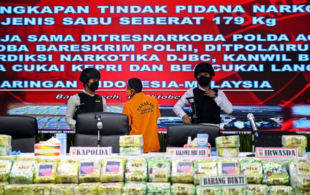 Barang  bukti dan tersangka tindak kejahatan peredaran narkotika jenis sabu saat rilis kasus di Banda Aceh, Senin (10/10/2022). Foto: CHAIDEER MAHYUDDIN / AFP