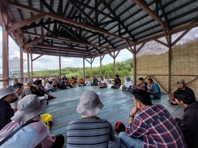 Mahasiswa Program Studi PSL IPB University Belajar Kajian Ekosistem Hutan Mangrove di Desa Mundu Pesisir Cirebon