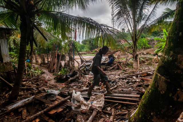Warga mencari barang sisa yang terbawa banjir bandang di Bayah, Lebak, Banten, Senin (10/10/2022). Foto: Muhammad Bagus Khoirunas/ANTARA FOTO