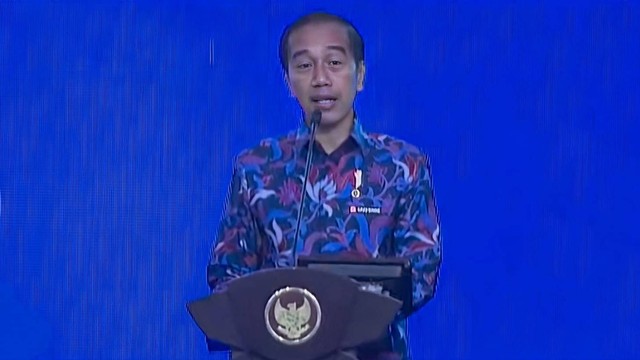 Presiden Jokowi dalam acara Investor Daily Summit 2022, Selasa (11/10). Foto: Ave Airiza Gunanto/kumparan