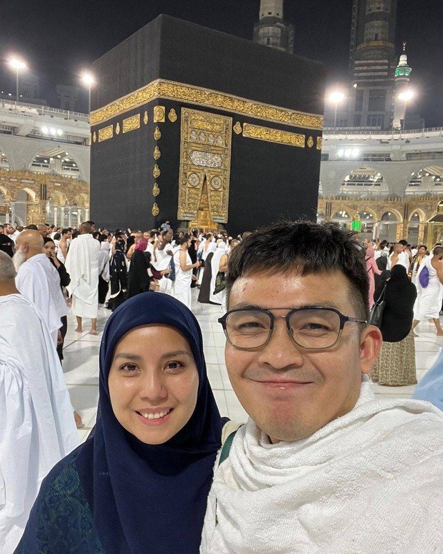 Tya Ariestya menjalankan ibadah umrah bersama sang suami. Foto: Instagram/@tya_ariestya