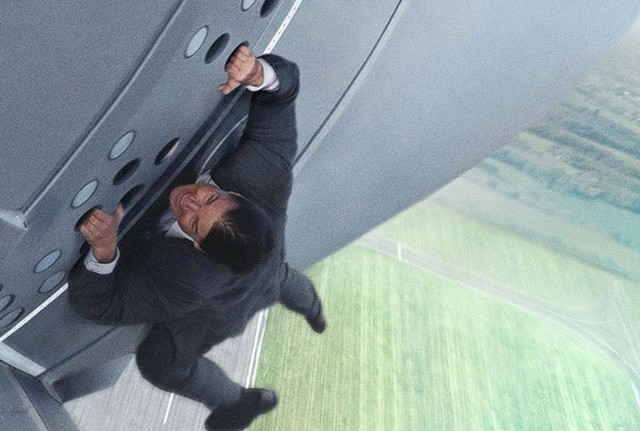 Tom Cruise saat bergelantungan di sayap pesawat yang lepas landas untuk film Mission: Impossible Rogue Nation. Foto: Universal Studios.