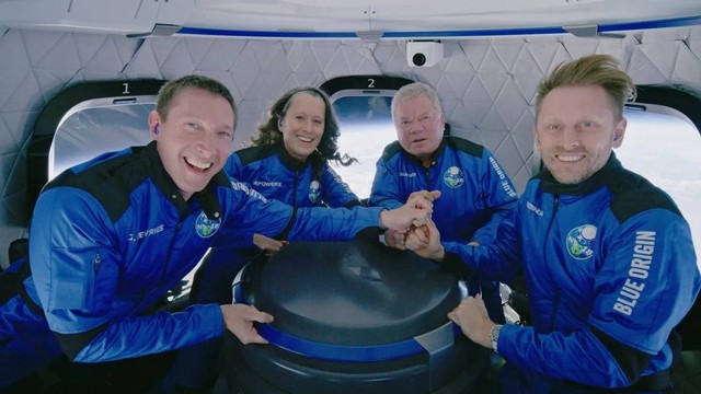 William Shatner di luar angkasa. Foto: Blue Origin