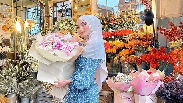 Ilustrasi fashion hijab dengan motif floral. Foto: Instagram.com/onlydila