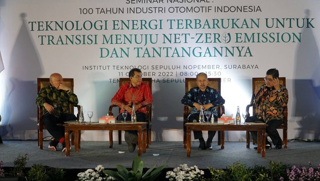 Seminar Nasional tahap ke-3 bertema "Transisi Energi Baru Terbarukan Menuju Net Zero Emission (NZE) dan Tantangannya" di Kampus ITS Surabaya, Selasa (11/1). Foto: Dok. Istimewa