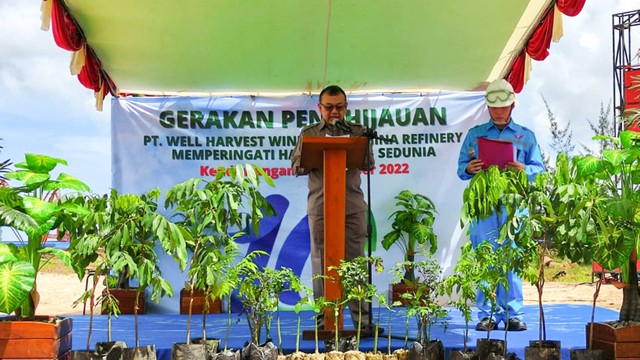 Kegiatan penanaman bibit pohon tersebut secara simbolis dilaksanakan oleh Wakil Bupati Ketapang yang diwakili oleh Staf Ahli Bupati Bidang Pemerintahan Hukum dan Politik, Joko Prastowo. Foto: PT. WHW