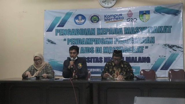 Dari kiri : Seli Septiana Pratiwi; Ahmad Arif Widiyanto dan Kepala Desa Batu Aji, Makin Wahyudin. Foto / dok Fakultas Ilmu Sosial UM