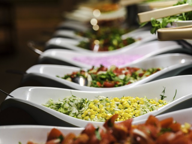 Buffet adalah Salah Satu Jenis Penyajian di Restoran, Foto: Unsplash/\engin akyurt 