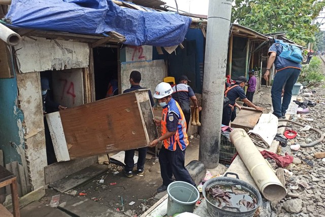 Petugas KAI mengosongkan bedeng di kawasan sekitar JIS Foto: dok. PT KAI DAOP 1