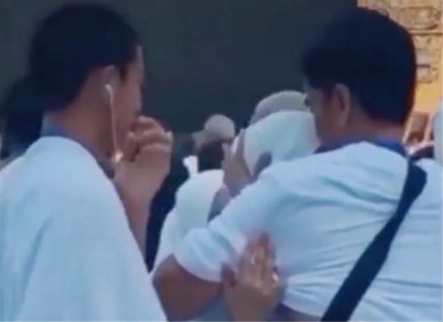 Lesti Kejora menangis di pelukan sang ayah saat di depan Kakbah. Foto: TikTok